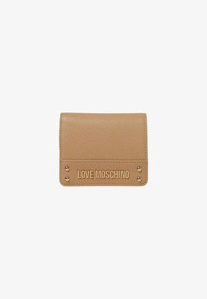 Cartera de cuero sintético beige con texto "LOVE MOSCHINO" en relieve, tachuelas doradas, forma rectangular y textura suave.