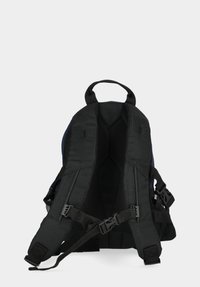 Sort rygsæk med meshforing, justerbare stropper og et håndtag på toppen. Har side spænder og et elegant, struktureret design.