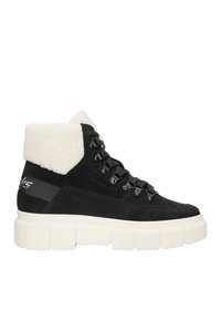Zwarte suède high-top laarzen met een witte nepbonten kraag, zwarte veters, een grote chunky witte zool en een zijlogo.