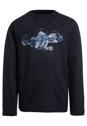 T-shirt noir à manches longues avec col rond, motif abstrait bleu et blanc et texte partiellement lisible sur la poitrine.