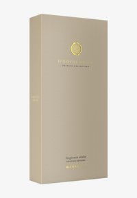 Beige boks med gulltekst og et rundt emblem, merket "Hibiscus Dream," inneholder duftstokker. Enkel, elegant design med preget tekstur.