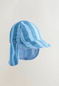 Modra kapica z rdečimi črtami, izdelana iz mehke tkanine, s ukrivljenim ščitnikom in zavihanimi krilci na straneh in zadaj za zaščito pred soncem.