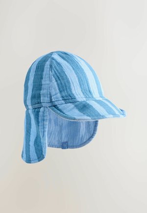 Sininen raidallinen lippalakki pehmeästä kankaasta, jossa on kaareva lippa sekä sivut ja takaosa suojaavilla lämmikkeillä auringolta.