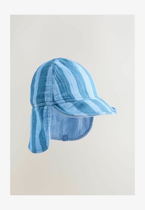 Niebieska czapka w paski wykonana z miękkiego materiału, wyposażona w zakrzywiony daszek oraz osłony boczne i tylną część chroniące przed słońcem.