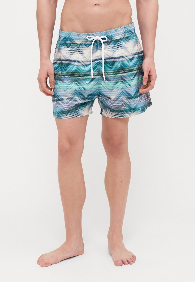 Shorts de bain pour hommes en tissu léger, avec un motif zigzag multicolore en turquoise, bleu et blanc, dotés d'une taille élastique et d'un cordon de serrage.