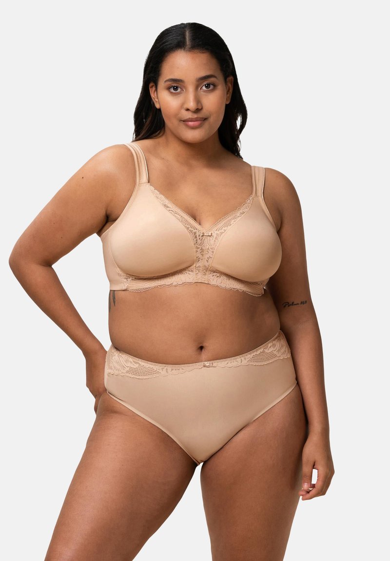 Nude spodní prádlo set obsahující podprsenku s krajkovým překrytím, nastavitelné ramínka a odpovídající vysoké kalhotky, hladký materiál a uvolněný střih.