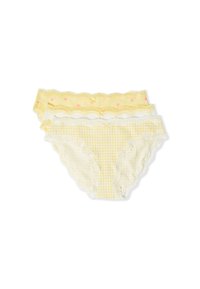 Trois paires de sous-vêtements pour femmes dans des nuances de jaune. Une avec des cœurs roses, une jaune uni, et une à carreaux jaunes, toutes ornées de dentelle.