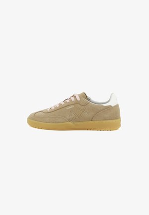 Beige suède sneaker met een gumzool, lichtroze veters, geperforeerd sterontwerp, witte hielkap en "SUN68" branding op de zijkant en zool.