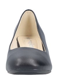 Zapato plano de cuero negro con punta redonda y interior beige, visto desde el frente.