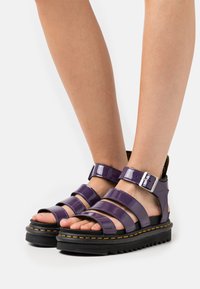 Dr. Martens BLAIRE - Sandálias de plataforma - blackcurrant