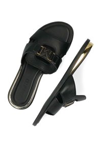 Černé kožené skluzné sandály s výraznou zlatou sponou s logem, plochou podešví a zvýrazněným kovovým lemem podél okraje.