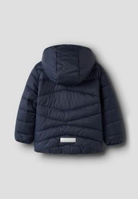 Abrigo acolchado navy con capucha, que presenta un diseño acolchado, un acabado texturizado y una franja reflectante en la parte posterior.