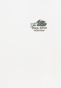 Deux anneaux de piscine à motifs au-dessus du texte « The Pool Spot Holiday Mode » sur fond blanc.