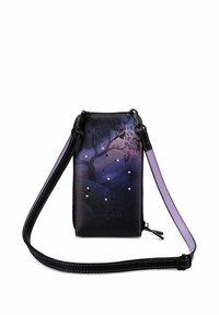 Černá kožená taška na telefon s designem hvězdné noci ve fialové a modré, stříbrnými hvězdnými akcenty, černým nastavitelným popruhem a zapínáním na zip.