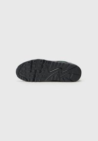 Melnas sporta kurpes zole ar teksturētu gumijas saķeres modeli un izteiktiem griezumiem; iekļauj izteiktu Swoosh logotipu uz vidusdaļas.