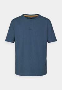 Krátký rukáv tričko z tmavě modré bavlny. Má kulatý výstřih a jemné logo na hrudi. Hladká textura se bočními rozparky pro snadný pohyb.