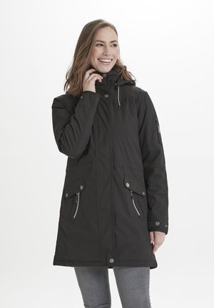 Svart, vattentät parkas med huva, framfickor och dragkedjedetaljer. Har en medellång design och en slät yta.