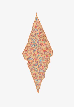 Pomarańczowy szal w wzór paisley z niebieskimi i czerwonymi kwiatowymi akcentami, uformowany jak wydłużony diament na białym tle.