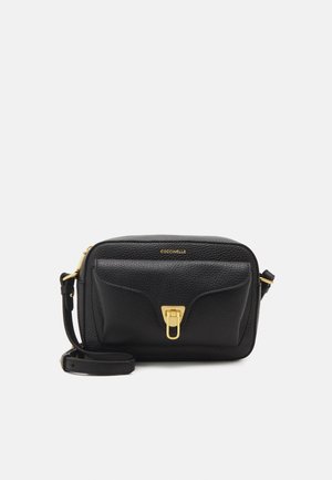 Fekete bőr keresztpántos táska textúrázott felülettel, arany színű fémrészekkel, elülső zsebbel, amely csattal záródik, és levehető pánttal.