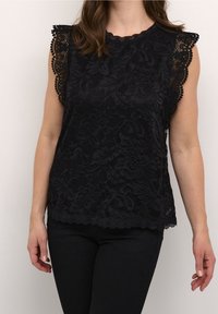 Czarna koronkowa bluzka z kwiatowymi wzorami, falbaniastym dekoltem i ozdobnym koronkowym wykończeniem na rękawach, w połączeniu z dopasowanymi czarnymi spodniami.