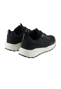 Scarpe sportive nere con tomaia in rete, design robusto, lacci grigi e intersuole bianche; dotate di suole in gomma testurizzata per una migliore aderenza.