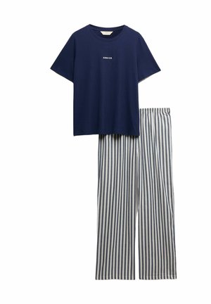Marineblå T-shirt med korte ærmer og teksten "Sunday Club", kombineret med hvide og marineblå bukser med brede ben og lodrette striber.