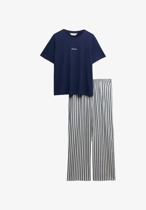 Granatowy T-shirt z krótkim rękawem z napisem "Sunday Club", zestawiony z białymi i granatowymi, pionowo prążkowanymi, szerokimi spodniami.