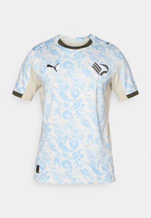 Helle blaue Fußballtrikot mit Paisleymuster, schwarzem Puma-Logo auf der rechten Brust und einem schwarz-weißen Vogelemblem auf der linken Brust.