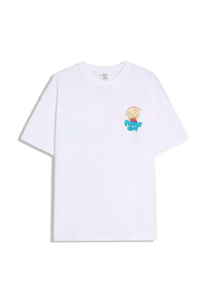 Biele tričko s krátkym rukávom s malou grafikou Stewieho Griffina a textom „Family Guy“ na hornej ľavej strane hrude.