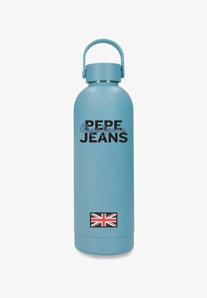 Botella de agua metálica azul clara con asa para transportar, logotipo de "Pepe Jeans" en negro y gris, y una pequeña bandera del Reino Unido cerca de la base.