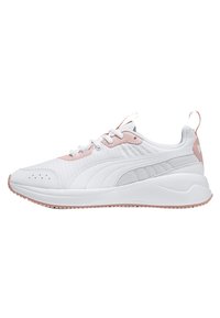 Białe sportowe trampki z pastelowymi różowymi akcentami, siateczkowym i syntetycznym wierzchem, teksturowanymi bokami, perforowanym czubkiem i amortyzującą białą podeszwą.