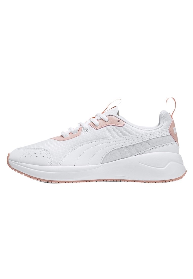 Białe sportowe trampki z pastelowymi różowymi akcentami, siateczkowym i syntetycznym wierzchem, teksturowanymi bokami, perforowanym czubkiem i amortyzującą białą podeszwą.