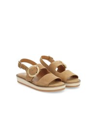 Sandales slingback en suède marron avec un grand accent circulaire, bout ouvert et semelle en coin superposée avec une bande crème. Fermeture par boucle à la cheville.