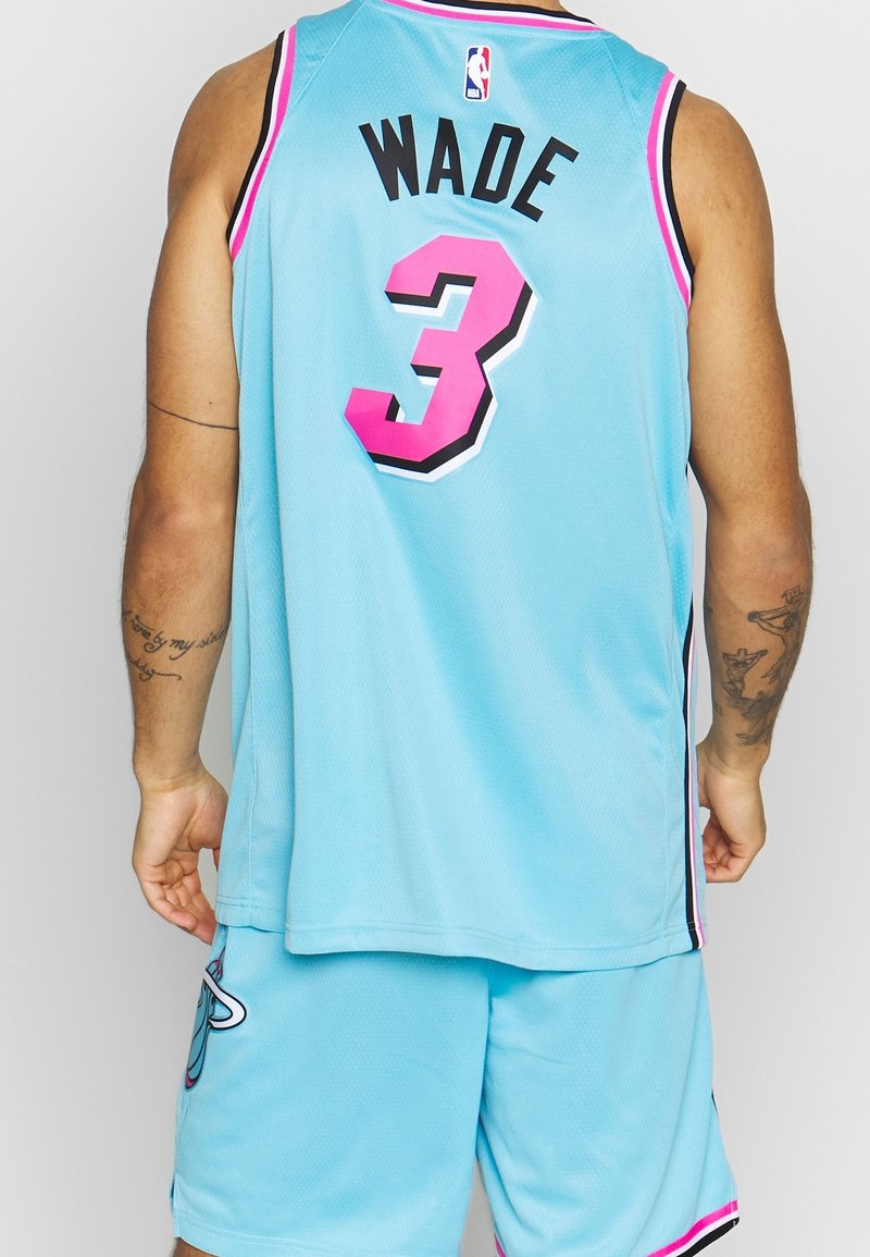 Maillot de basket bleu clair avec des accents noirs et roses, portant le nom "WADE" et le numéro "3" en lettres épaisses au dos. Matériau en mesh.