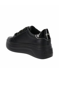 Basket noire avec un dessus en cuir lisse, bout rond et accents brillants. Présente des lacets noirs texturés et une semelle épaisse.
