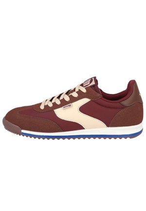 Zapatilla baja marrón y beige con cordones blancos, ribete azul en la suela y logo "mtng" en el lateral y en la lengüeta.
