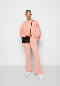 Nike Sportswear TREND CREW OVERSIZED - Camisola - madder root