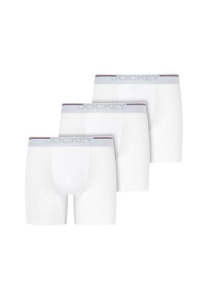 Drei weiße Boxer-Shorts mit grauen Bundbändern, die den Markennamen Jockey und dünne rote sowie blaue Streifen zeigen.
