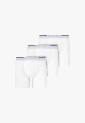 Drei weiße Boxer-Shorts mit grauen Bundbändern, die den Markennamen Jockey und dünne rote sowie blaue Streifen zeigen.