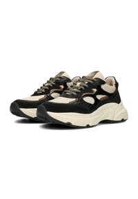 Zapatillas chunky con una mezcla de ante negro y materiales sintéticos en color crema; detalles texturizados y cordones trenzados; suelas de goma para un buen agarre.
