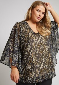 Top leopard con scollatura a V, maniche corte a pipistrello e tessuto trasparente. I colori includono beige, nero e tocchi di viola.