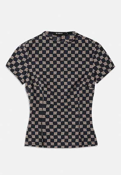 Tamsiai mėlynas trumpomis rankovėmis prigludęs marškinėliai su smėlio spalvos geometrišku raštu. Turi aukštą iškirptę ir tekstūruotą audinį. Prekės ženklas ant nugaros.