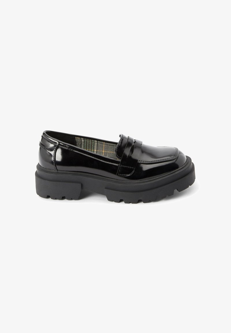 Mustmust värvi lakknahast loafersid, millel on paks must kummist tallad, tekstuuriga sisetald ja klassikaline riba detail säärel.