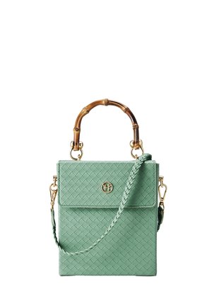 Sac à main en cuir tressé vert avec une poignée en bambou, des accessoires en or, une fermeture à rabat, et une bandoulière tressée. Présente un emblème de logo.