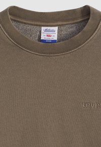 Sudadera verde oliva hecha de tejido suave, con cuello de canalé, corte relajado y logo bordado de "Levi's" en el pecho.