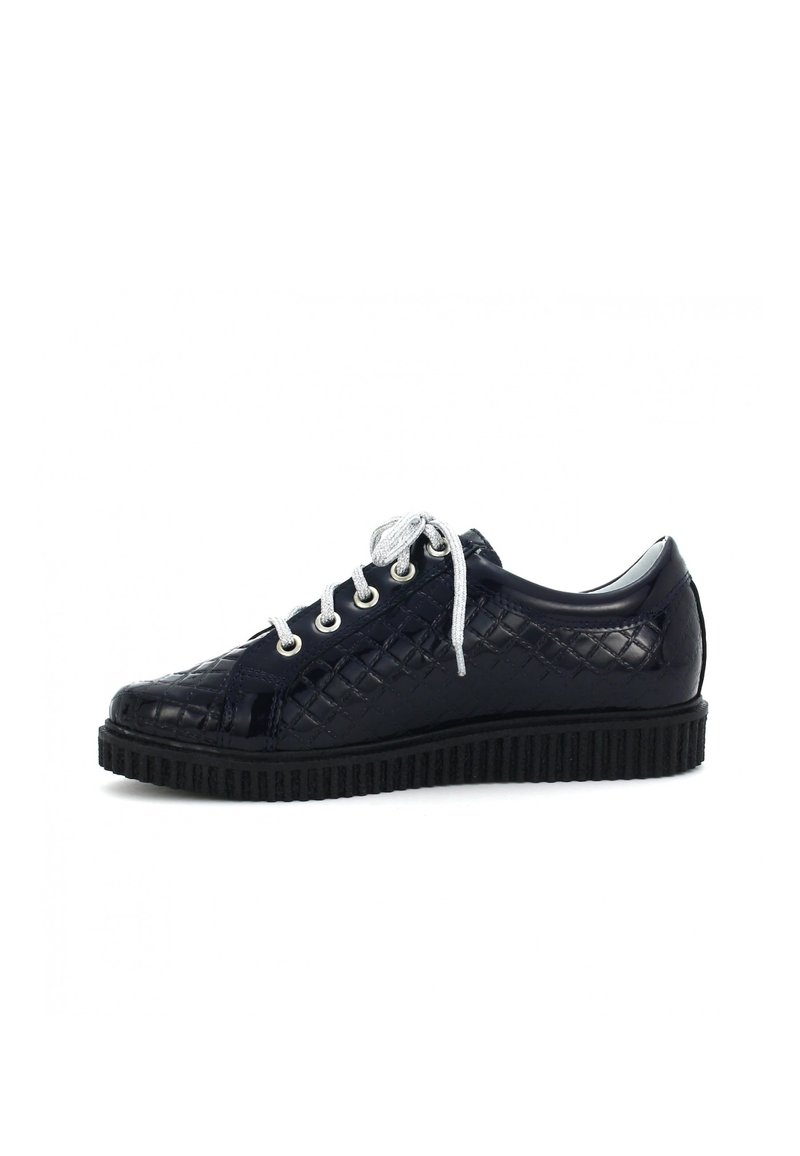 Sneaker in pelle verniciata blu navy con texture trapuntata, lacci bianchi e suola in gomma nera con scanalature profonde. Parte posteriore semplice senza dettagli.
