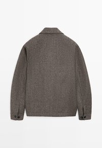 Brun tekstureret jakke med krave, lange ærmer og knapdetaljer ved manchetterne, med et ensfarvet, rent rygdesign.