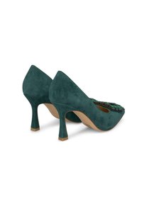 Escarpins en suede turquoise à talon haut avec un bout pointu, présentant des détails fins sur la tige et un talon stiletto modéré.