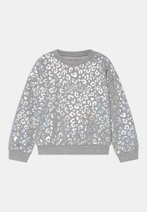 Grå sweatshirt med et glansfuldt leopardmønster, med ribbede manchetter og kant. "Guess"-logoet er broderet i midten.