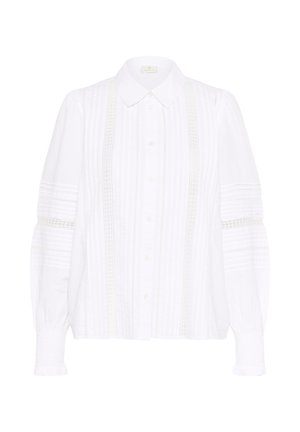 Blouse blanche à manches longues avec bouton sur le devant, rayures verticales en dentelle, détails en pintucks sur les manches, et un col pointu classique.